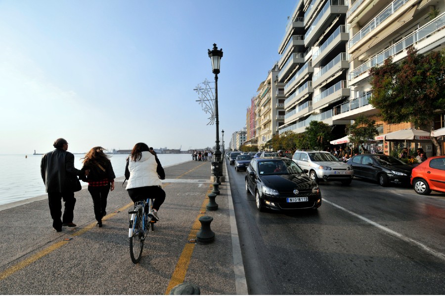 Πεζοί, ποδηλάτης και αυτοκίνητα στην Θεσσαλονίκη