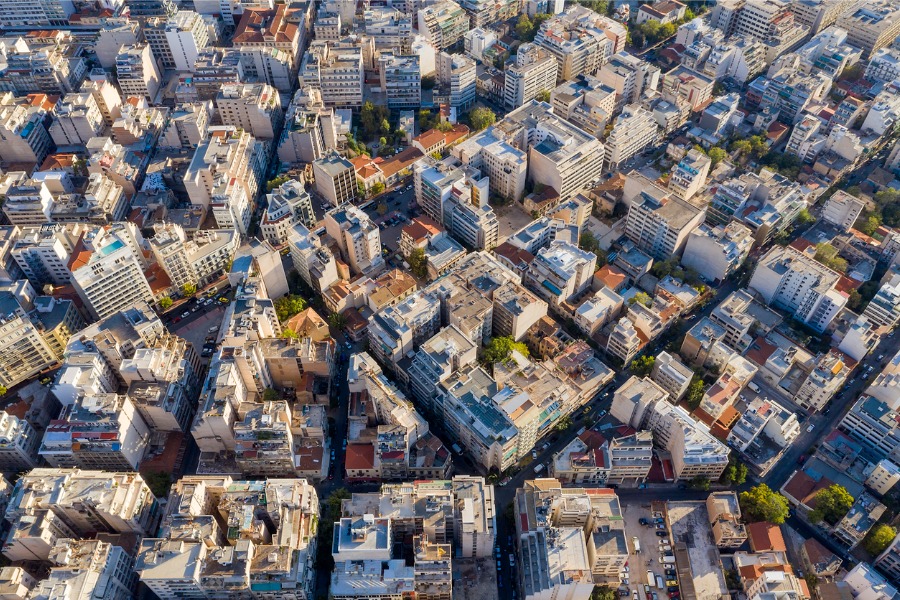 Πανοραμική θέα της πόλης των Αθηνών όπου φαίνονται πολυκατοικίες σε οικοδομικά τετράγωνα