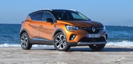 Αυτοκίνητο 1300 κυβικά, Renault Captur Hybrid κοντά στη θάλασσα.