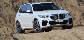 BMW X5 σε χωματόδρομο, δείχνει την ασφάλεια αυτοκινήτου 3000 κυβικών