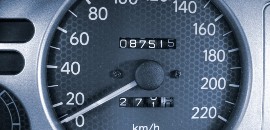 Οδόμετρο αυτοκινήτου που δείχνει 87.515 χιλιόμετρα, χρήσιμο σε πακέτα ασφάλειας αυτοκινήτου με το χιλιόμετρο.