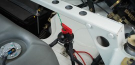 Kill switch αυτοκινήτου τοποθετημένο στην μπαταρία του αμαξιού