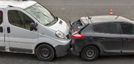 Λευκό βαν τρακάρει με μαύρο Ι.Χ. από πίσω